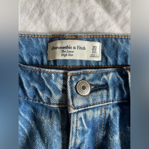 Abercrombie & Fitch High Rise Loose Jeans - Picture 2 of 3